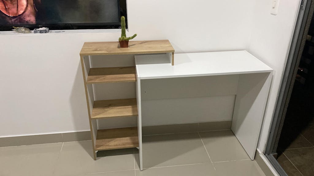 Escritorio Estelar Plus, Café Claro y Blanco, cuenta con tres entrepaños laterales