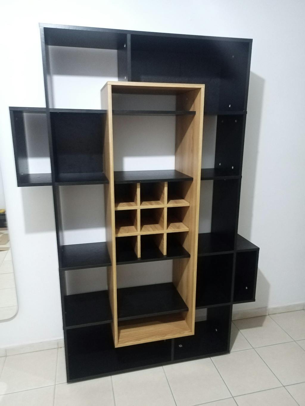 Biblioteca Bar Simba, Wengue y Fresno Europeo, con espacio para libros, copas, licores