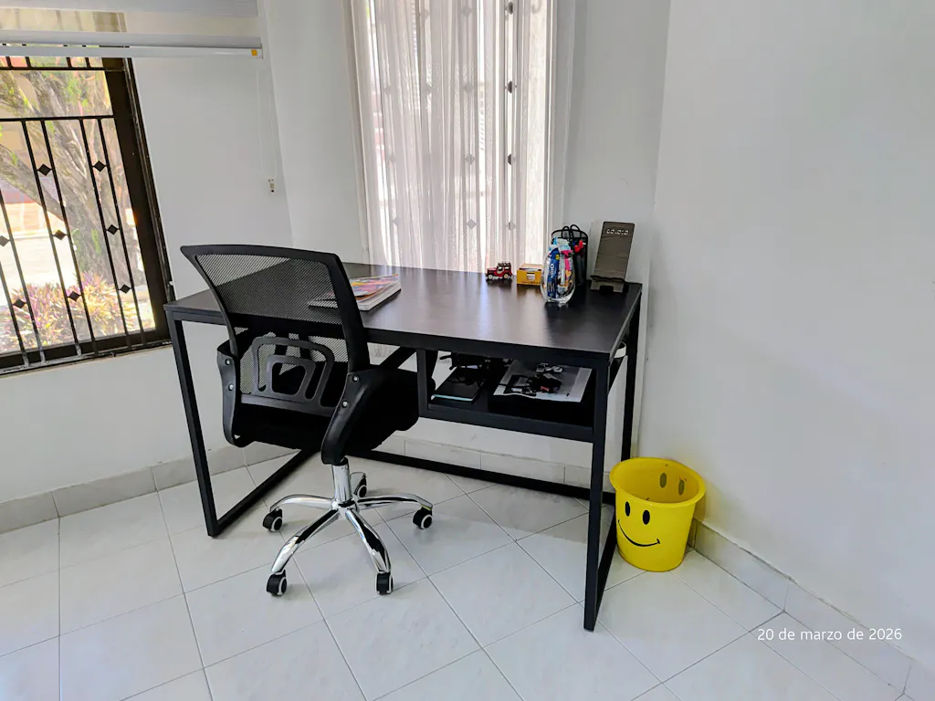 Escritorio Desky, Wengue, con un entrepaño