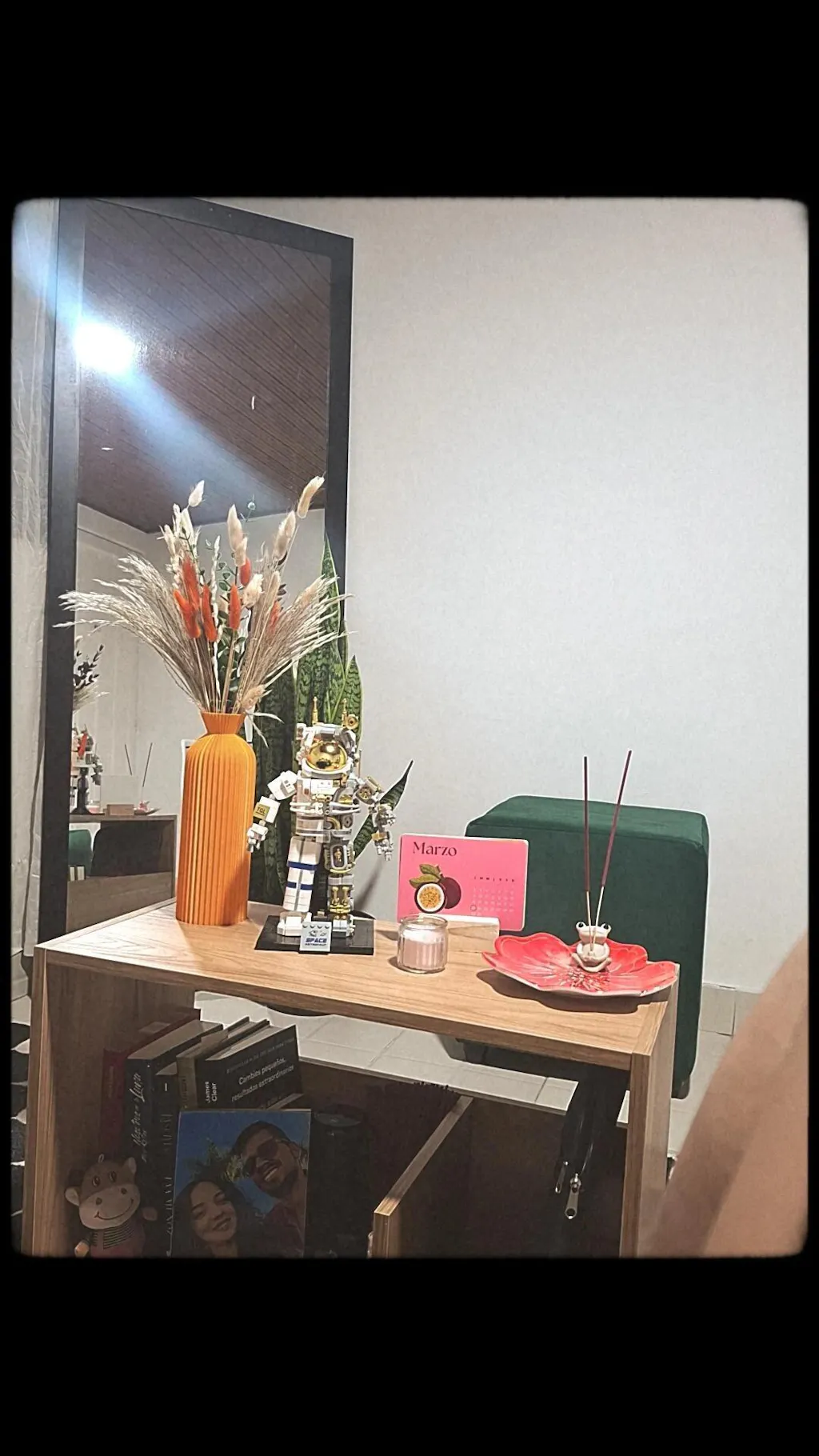 Mesa Auxiliar Evert, Fresno Europeo, con diseño moderno y espacio para ubicar objetos