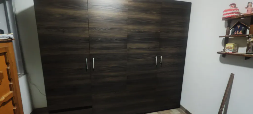 Closet Light 230, Nogal y Wengue, Con Dos Cajones y Cuatro Puertas