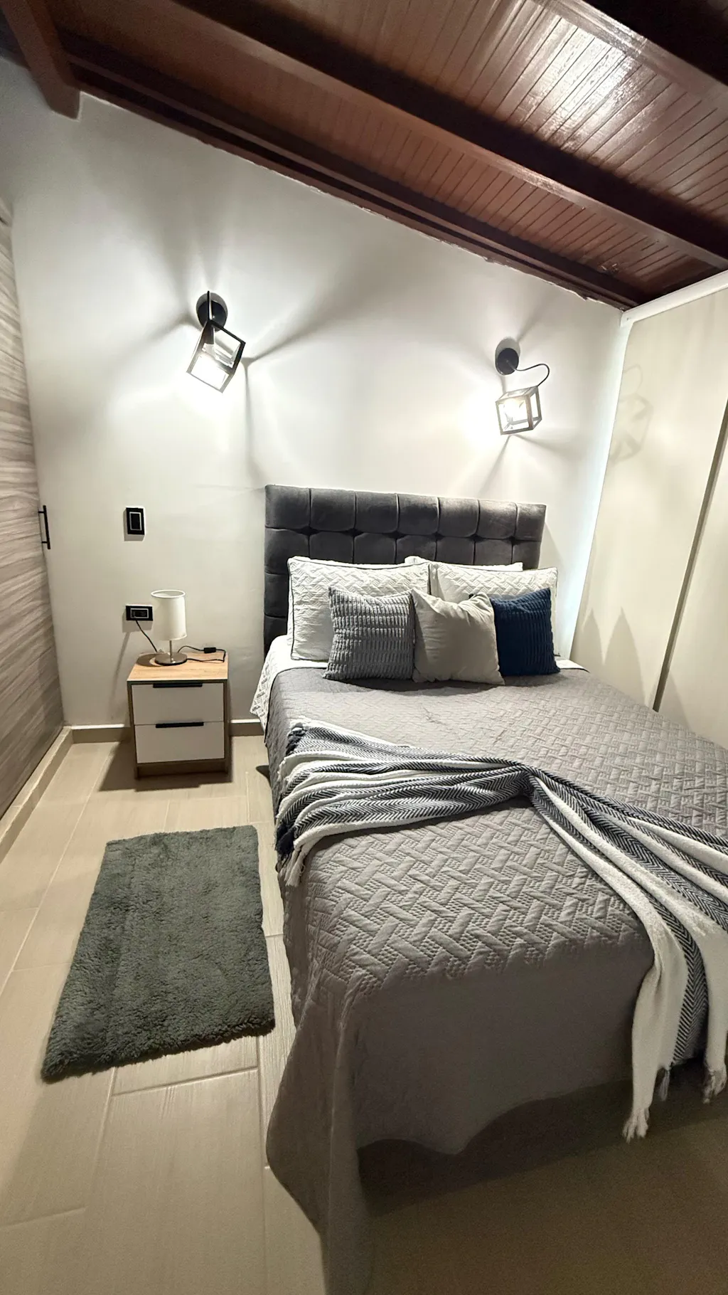 Mesa de Noche Wesley, Miel y Blanco, con Dos Cajones Organizadores