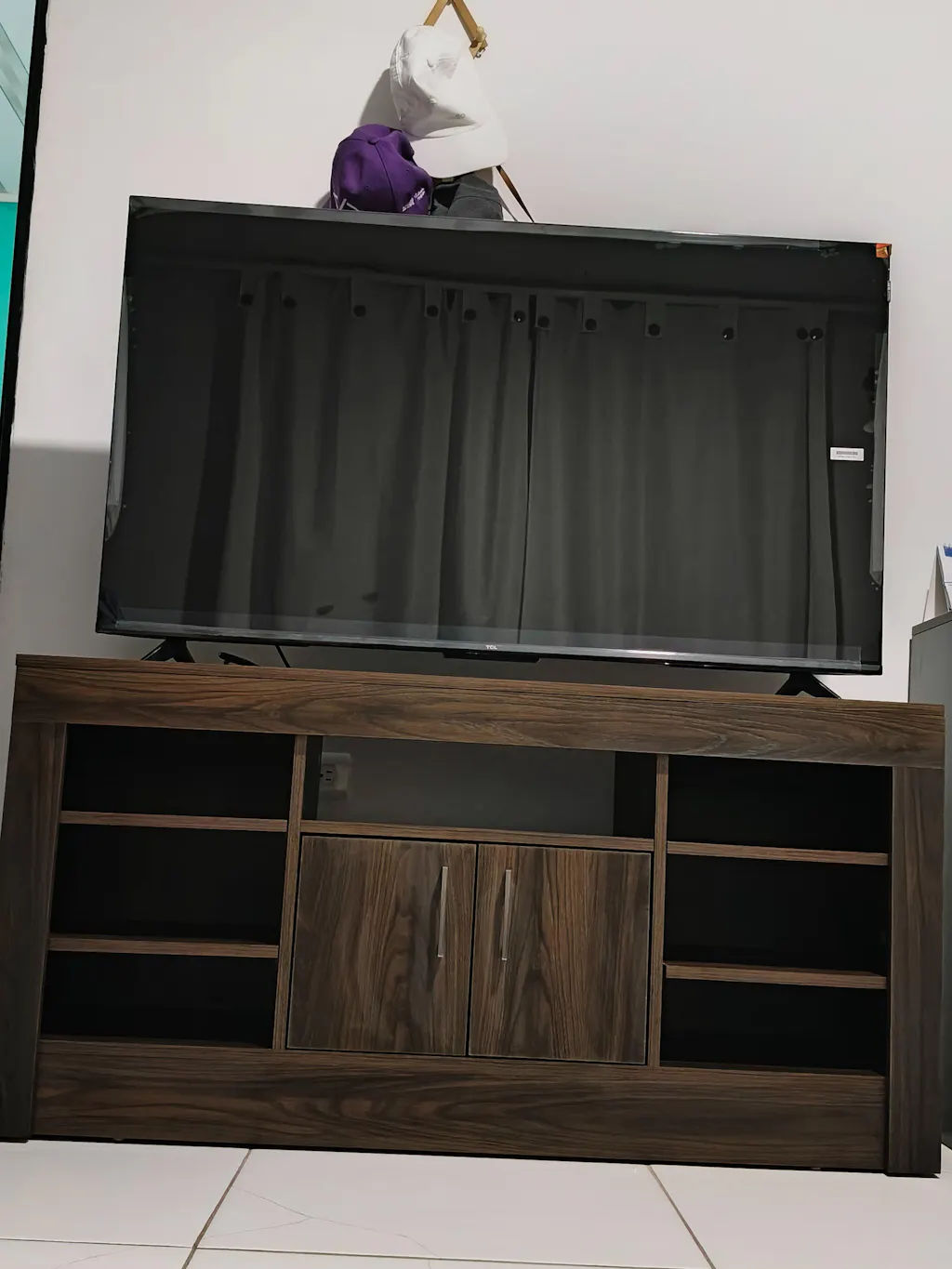 Mesa Para Tv Turizo, Caoba, con Dos Puertas y Espacio de Almacenamiento