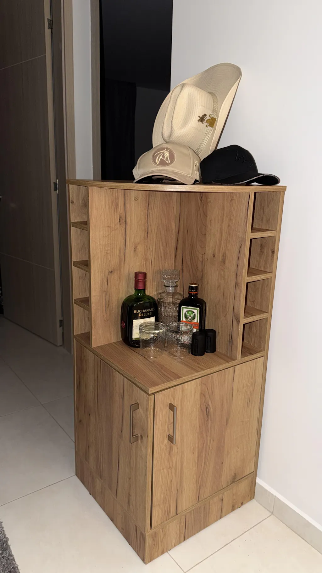 Bar Bajo Jake, Fresno Europeo, con espacio para organizar licores ZF