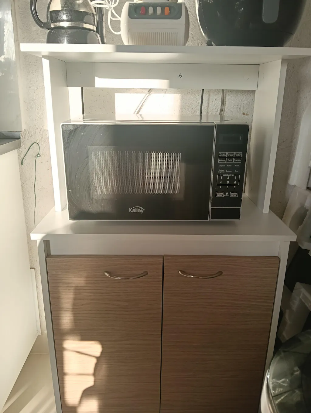 Modúlo Microondas Palma, Blanco y Cartagena, con Dos Puertas Abatibles y Rodachinas Para Su Fácil Desplazamiento