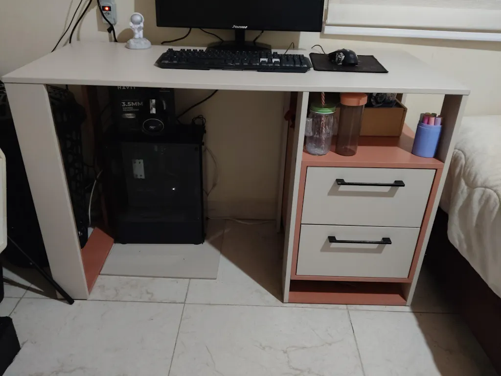 Escritorio Acrep, Cocoa y Mallado, con dos cajones para ubicar objetos