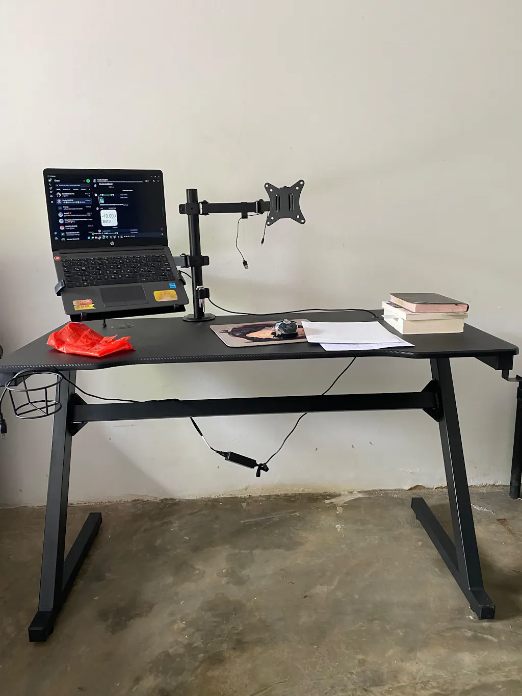 Escritorio Gamer Racer, Wengue, con tubos de metal y cubrimiento de polvo