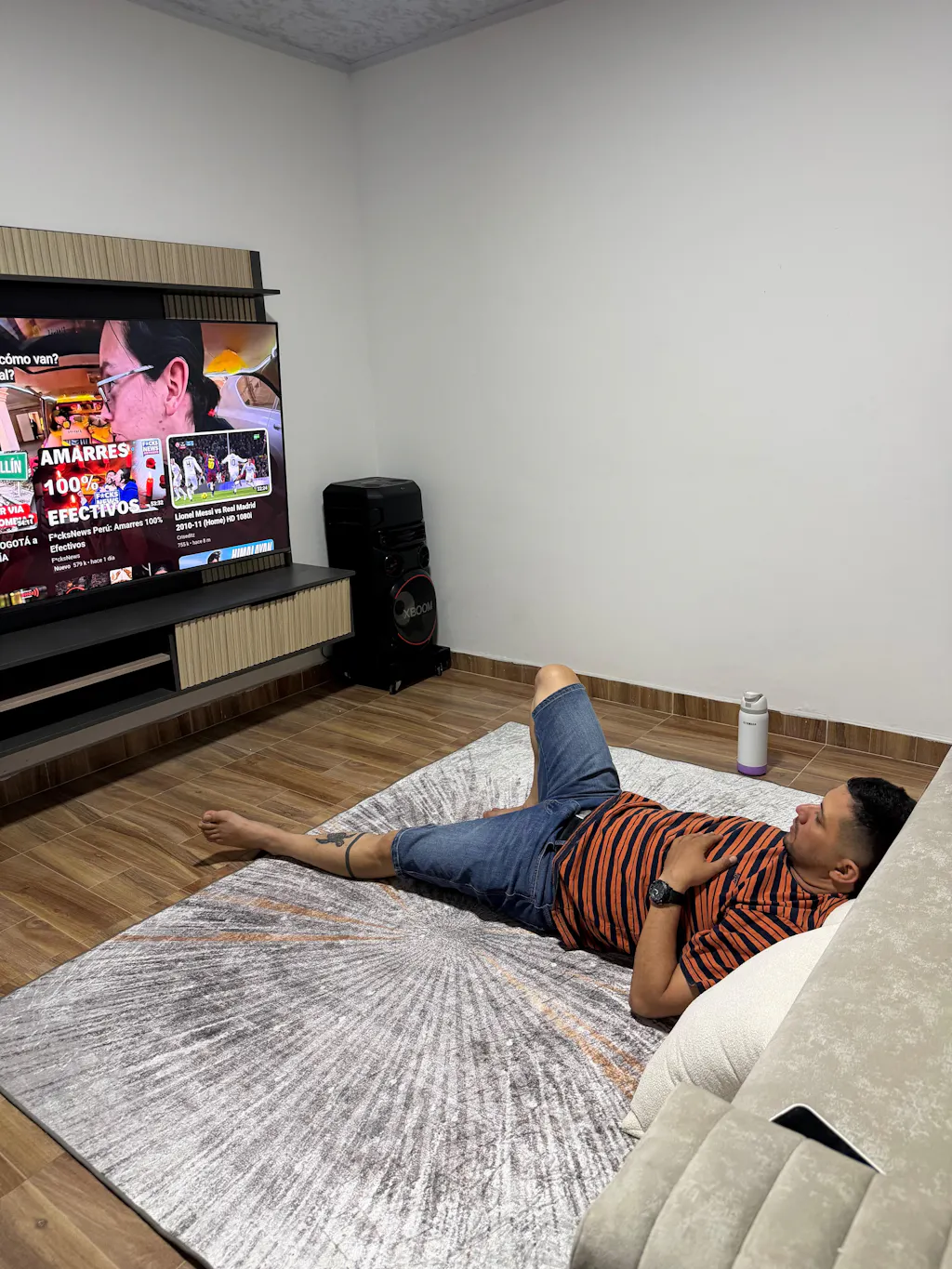 Panel de Tv Dover, Plata Oscuro y Bardolino, con espacio para tv desde 55 a 70"