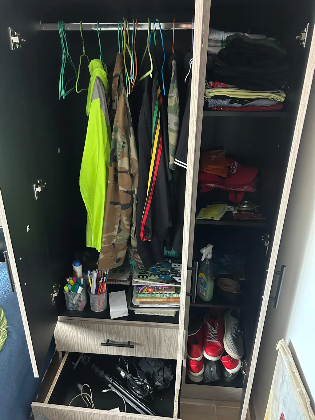 Closet Houston, Positano y Wengue, Con Tres Puertas Batientes y Dos Cajones Con Amplio Espacio De Almacenamiento