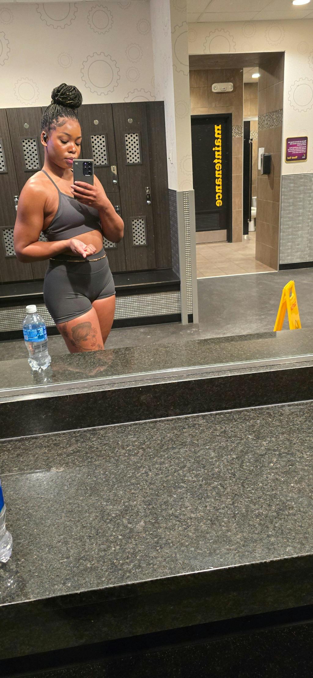 Pinnacle 4" Scrunch Butt Shorts - Dark Gray