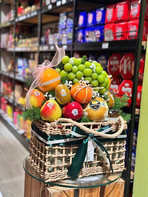 Giỏ Trái Cây Nhập Khẩu Cùng Quà Tặng Sức Khỏe Và Hoa Tươi Sang Trọng