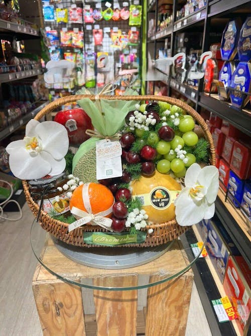 Giỏ Thuyền Trái Cây Cao Cấp Cùng Hoa Lan Trắng- Quà Tặng Sang Trọng