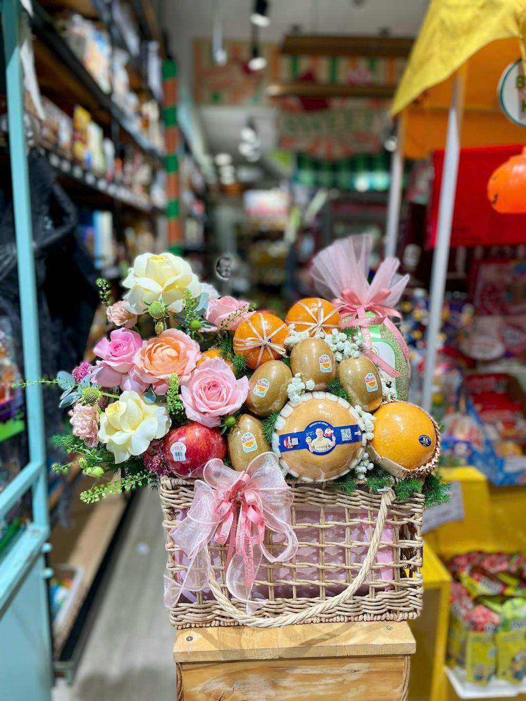 Giỏ Trái Cây Nhập Khẩu Cùng Quà Tặng Sức Khỏe Và Hoa Tươi Sang Trọng