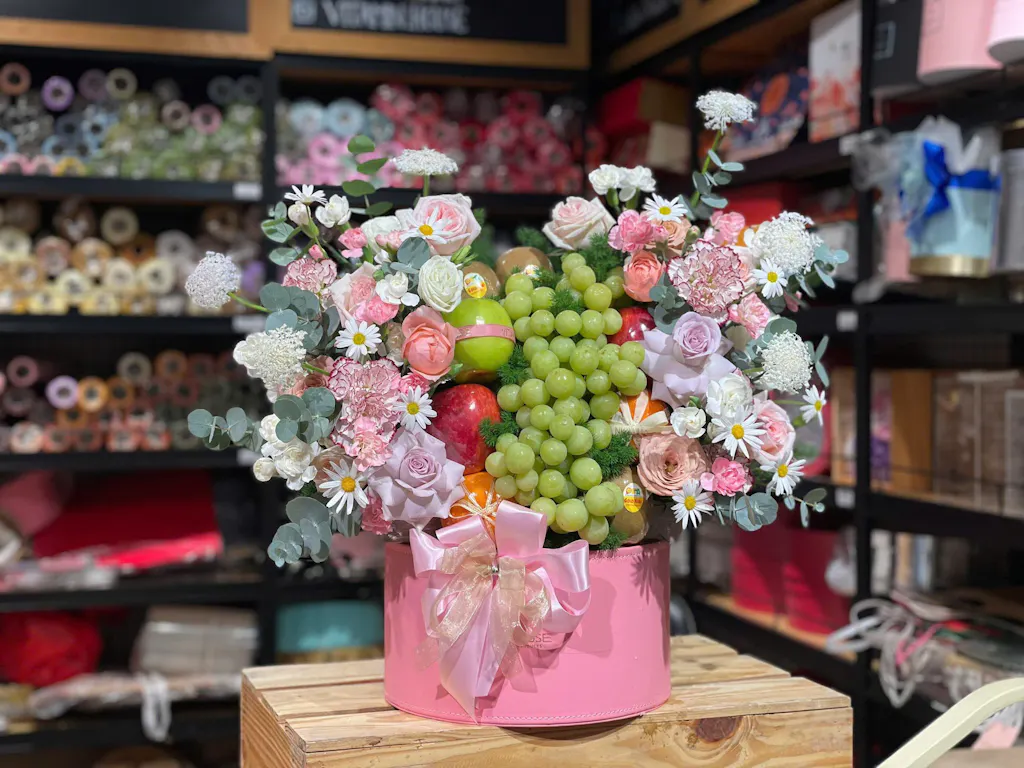 Giỏ Trái Cây Nho Xanh, Kiwi, Táo, Hoa Tươi Món Quà Sức Khỏe - Lời Chúc Tuổi Mới Rạng Rỡ