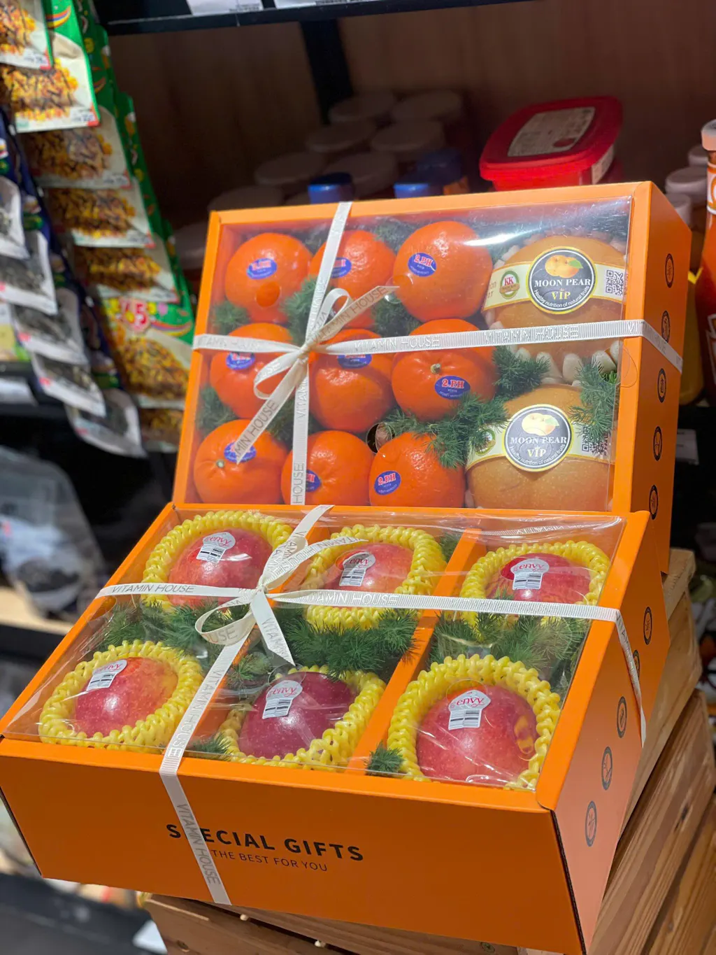 Hộp quà trái cây Bloom & Berry 18 - Táo Envy, Lê, Quýt Đi Thăm Bệnh