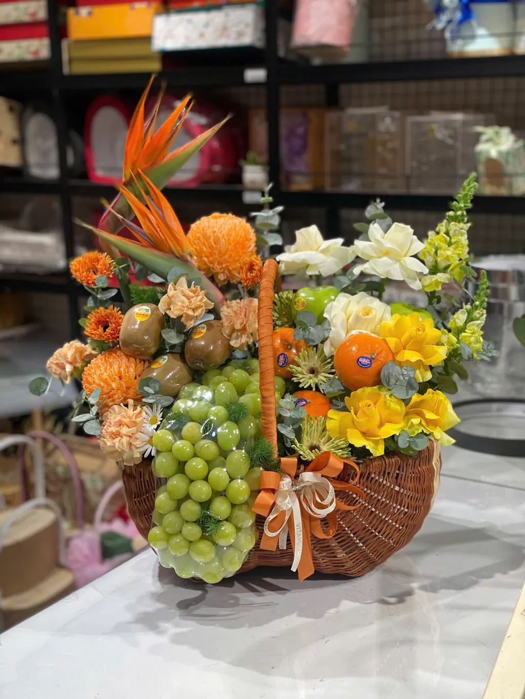 Giỏ Quà Trái Cây Celebration Fruit 08 - Kiwi Vàng, Nho, Táo Tặng Quà 20/10 Cho Người Phụ Nữ Tuyệt Vời