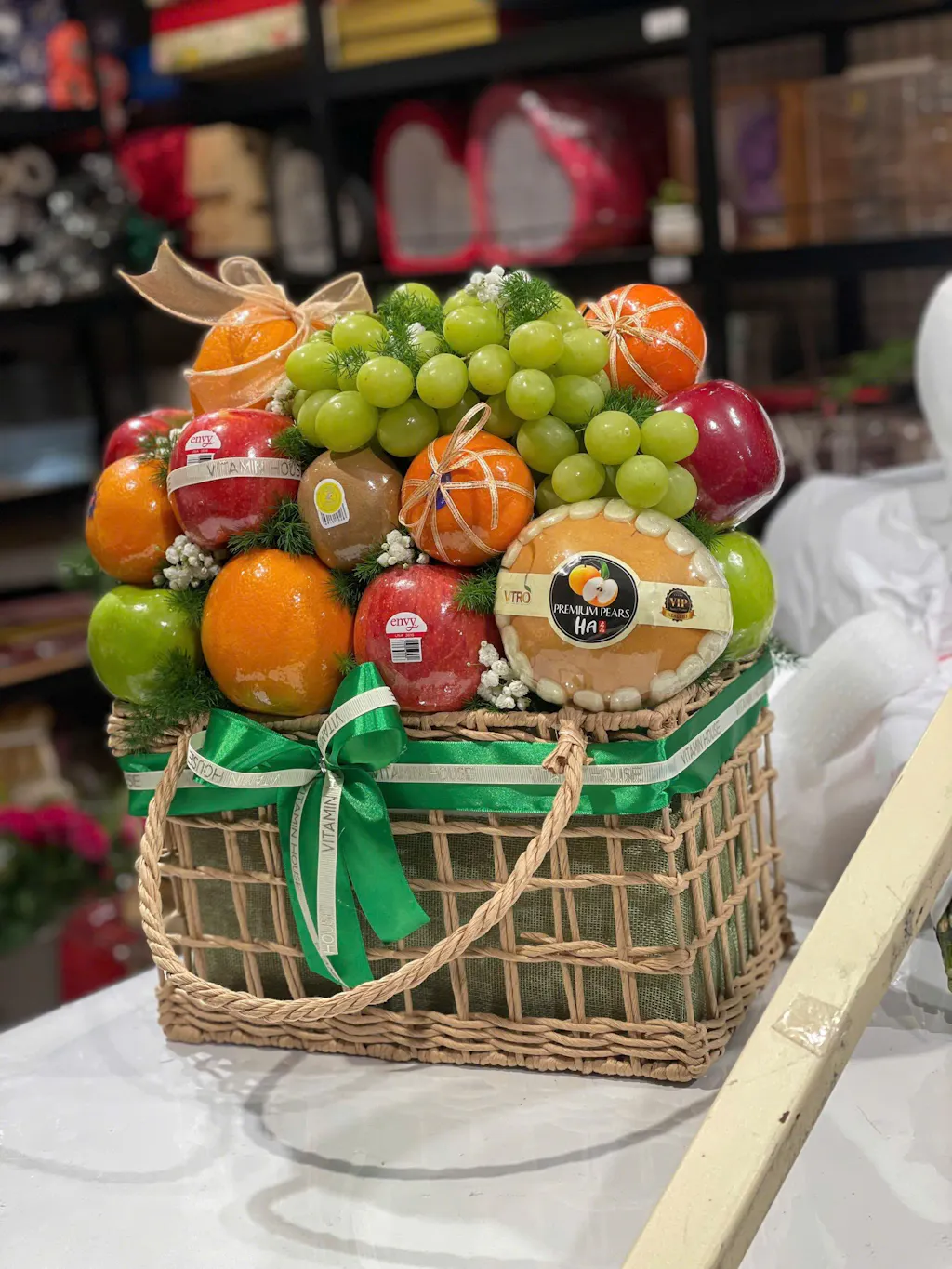 Giỏ Trái Cây Nhập Khẩu Cùng Quà Tặng Sức Khỏe Và Hoa Tươi Sang Trọng