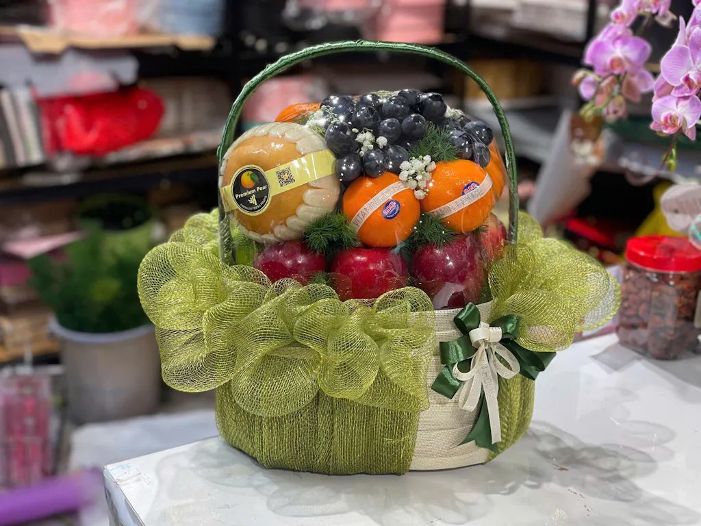 Giỏ Quà Trái Cây Tầng Xanh Tươi: Nho, Kiwi, Táo, Quýt, Nhập Khẩu & Hoa Tươi Đi Thăm Người Bệnh