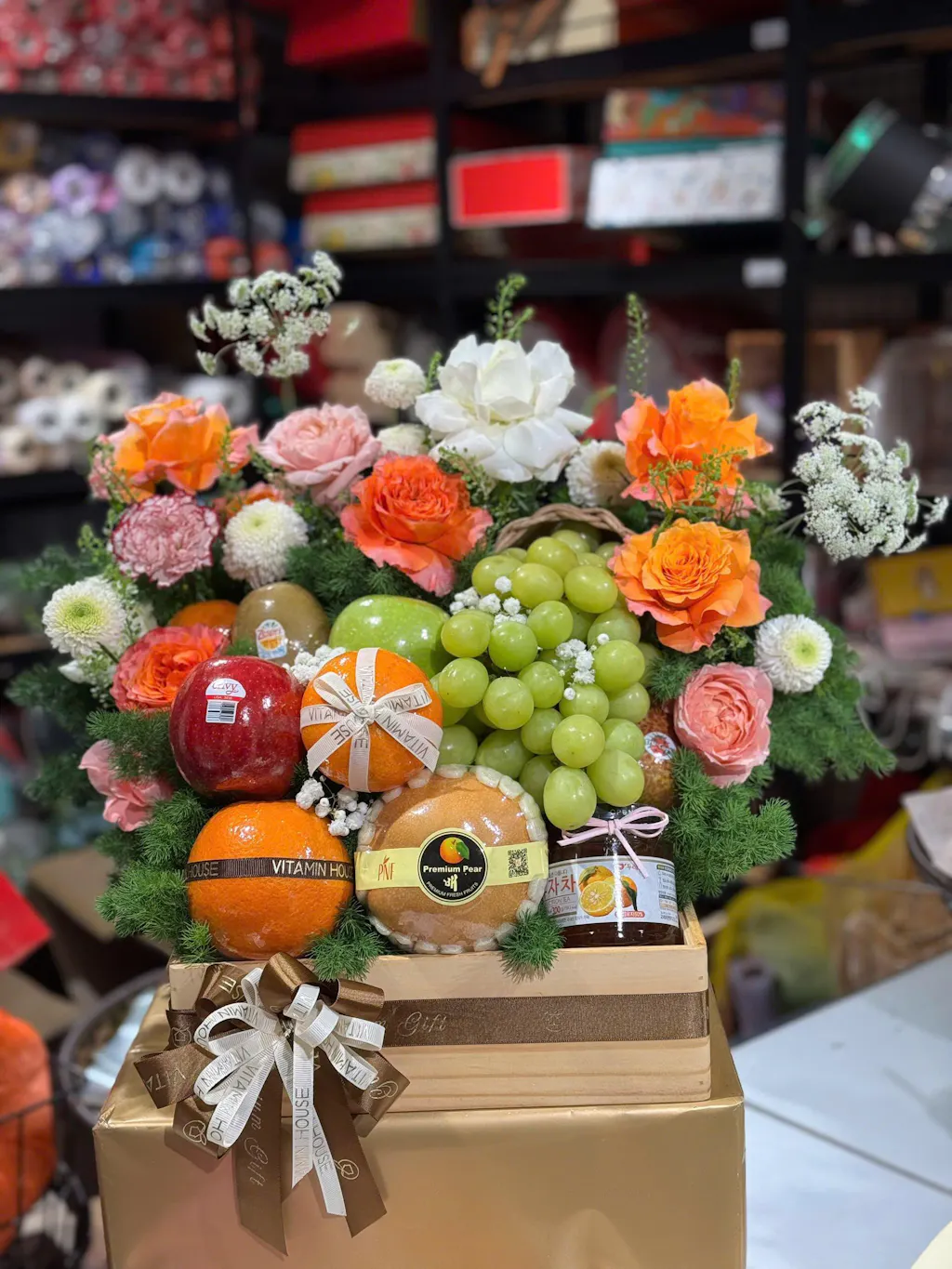 Giỏ Quà Trái Cây Celebration Fruit 04 - Táo Envy, Lê Nâu, Nho Đỏ Đi Thăm Bệnh Thay Lời Chúc Sức Khỏe