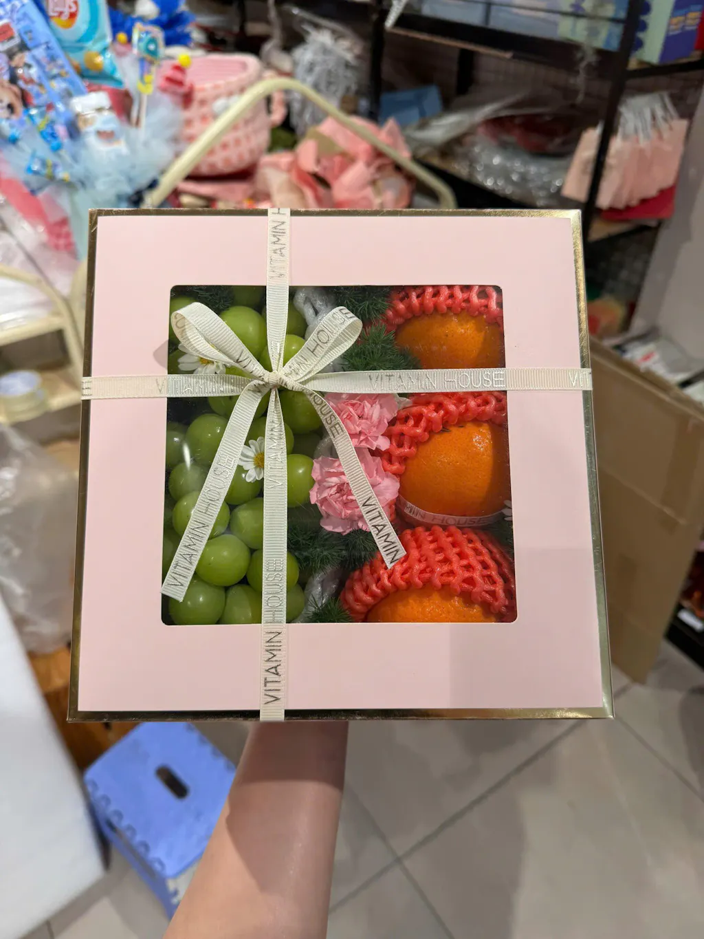 Hộp quà trái cây Bloom & Berry 05 - Quýt, Nho Mẫu Đơn Món Quà Thăm Bệnh Ý Nghĩa