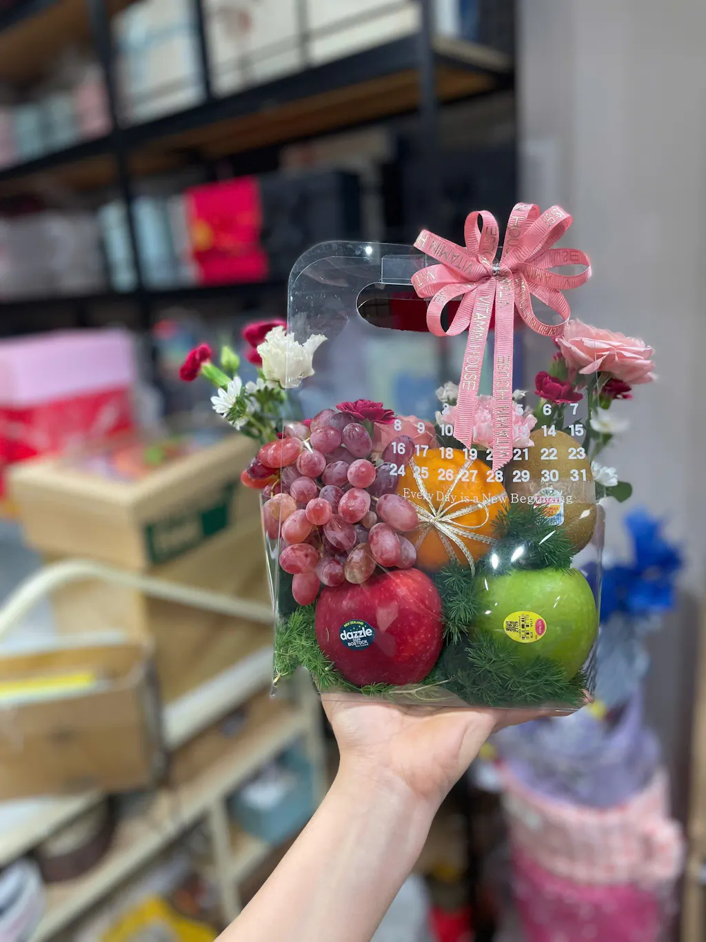 Giỏ Quà Trái Cây Nho, Kiwi Xách Tay Gọn Gàng và Tinh Tế