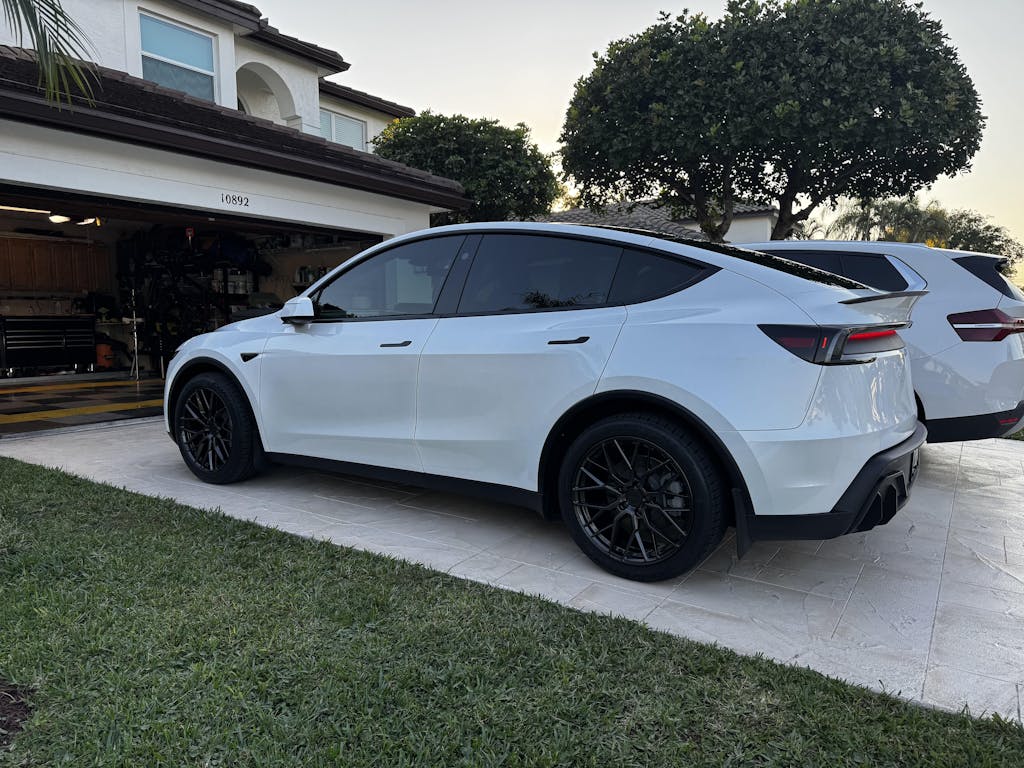 V902 Gloss Dark Anthracite