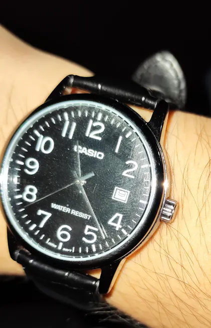 Casio MTP-V002L-7B3: L'iconico Orologio Da Uomo Con Cinturino In Pelle Nera E Quadrante Argentato, Stile Standard Ma Di Carattere - 4
