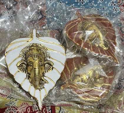 White Metal Leaf Color Ganesha Wall Hanging WBG1119 – Wedtree