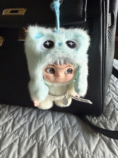 その他 THE NAUGHTY CASHIER VINYL PLUSH DOLL Naughty Cashier arrived today… but I'm not sure how I feel… : r/labubu