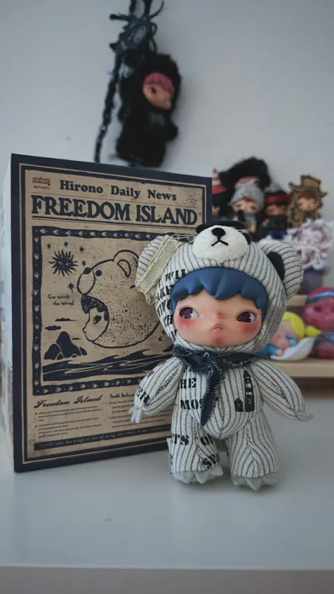 POP MART Hirono Freedom Island Series Plush Doll Hanging Card, UK Exclusive