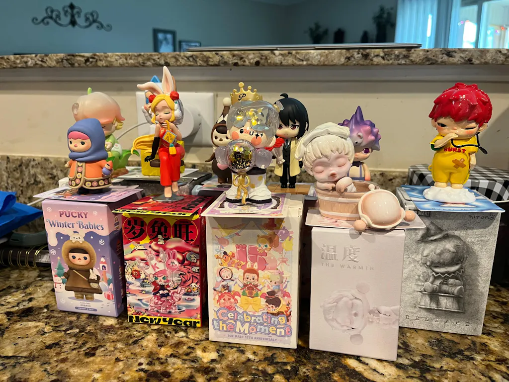 POP MART MOLLY 20th Anniversary Scenery Along the Way Series Phone