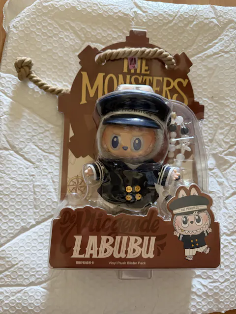 POP MART The Monsters De Vliegende LABUBU Series Captain Vinyl Plush Hanging Card, POP LAND Exclusive