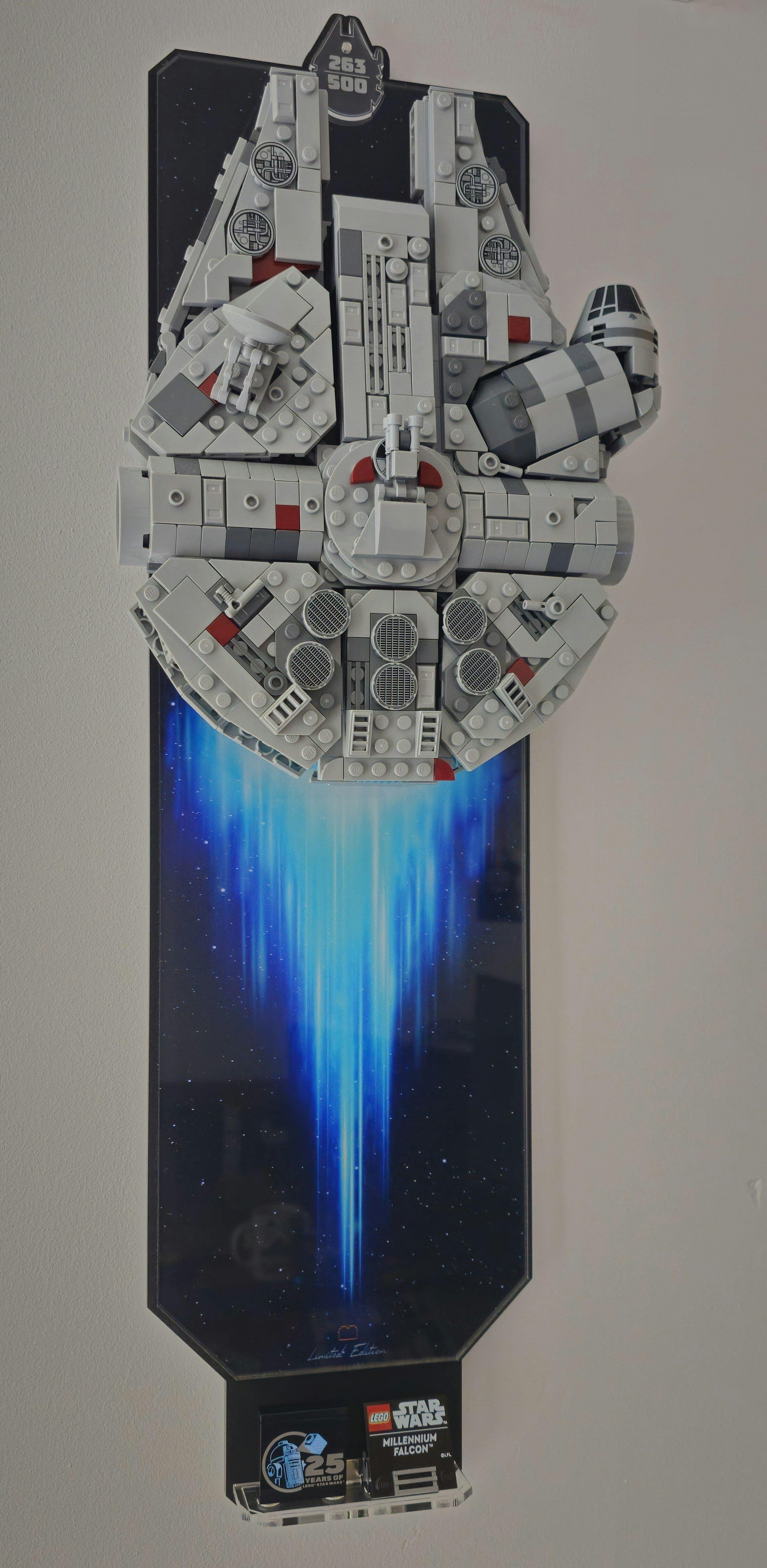 絵画 flk040110 Limited Edition Wall Mounted Stand for LEGO® Star Wars™ Midi Scale