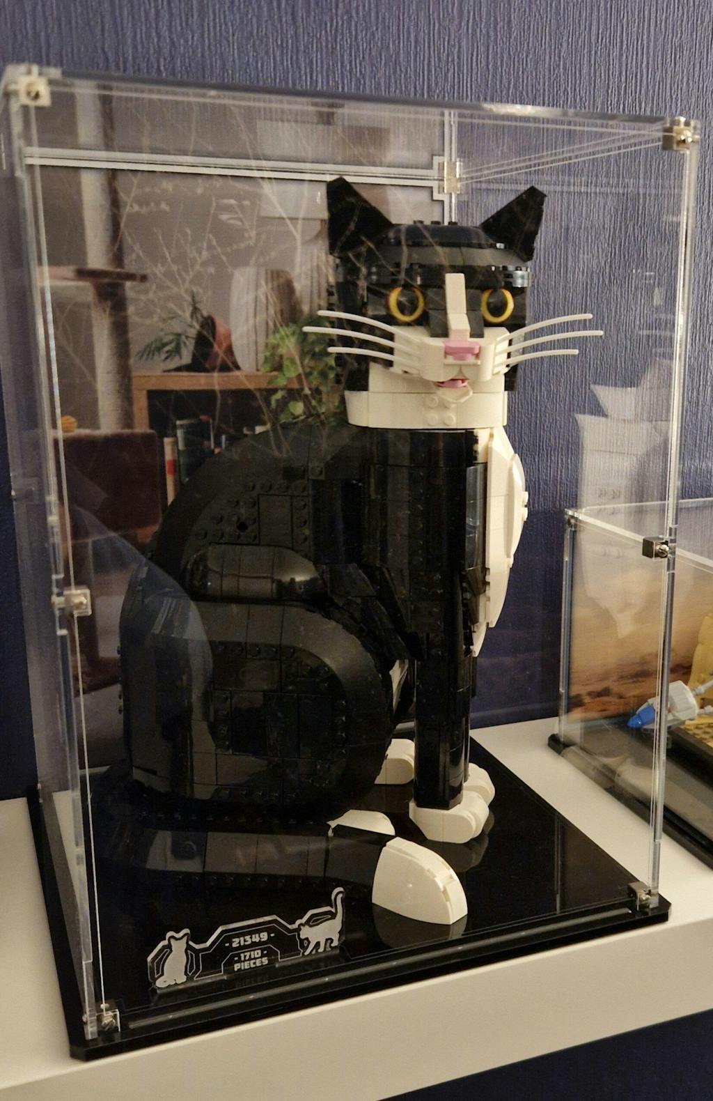 Display Case for LEGO® Tuxedo Cat (21349)