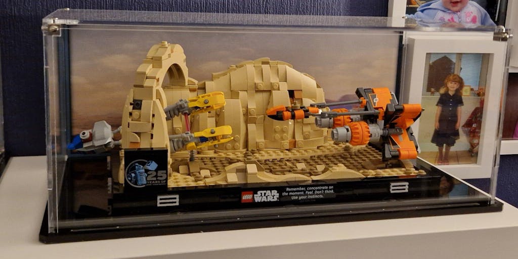 Display Case for LEGO® Star Wars LEGO Star Wars Mos Espa Podrace Diorama (75380)