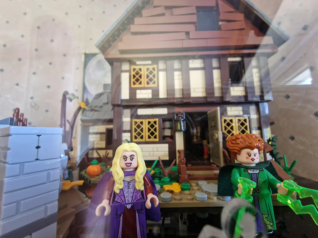 Display Case for LEGO® Ideas Disney Hocus Pocus: Sanderson Sisters' Cottage (21341)