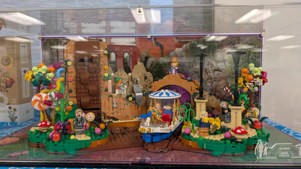 Display Case for LEGO® Ideas: Willy Wonka & the Chocolate Factory (21360)