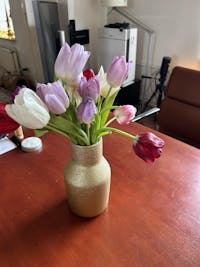 Kunsttulpen in een boeket in diverse warme kleuren