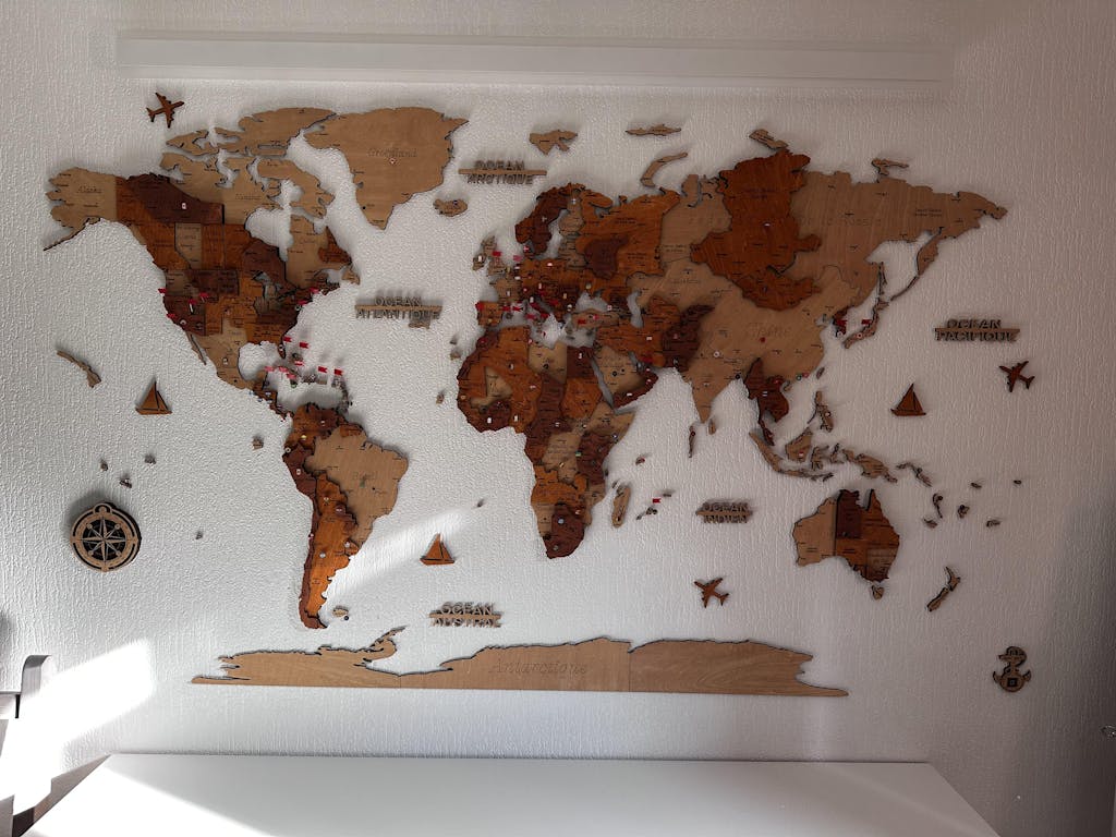 Carte du monde murale 3D en bois – gravure ultra-détaillée, fabrication française