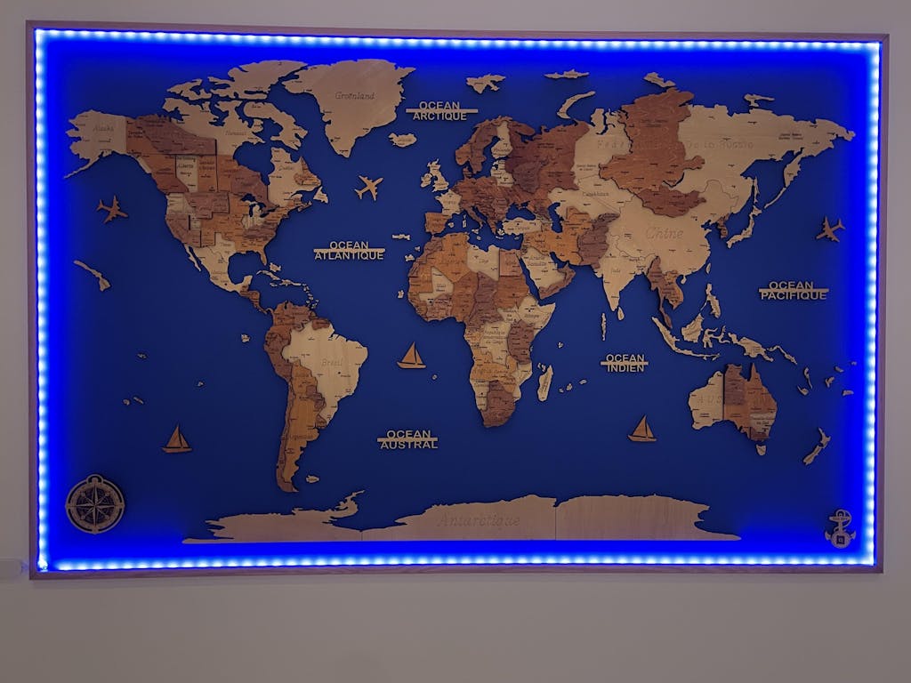 Carte du monde murale 3D en bois – gravure ultra-détaillée, fabrication française