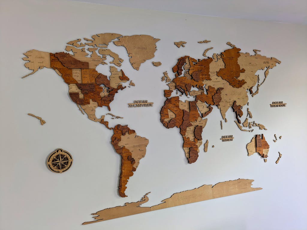 Carte du monde murale 3D en bois – gravure ultra-détaillée, fabrication française