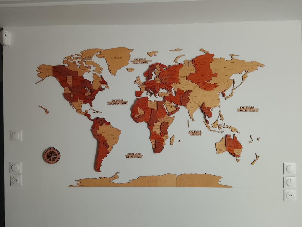 Carte du monde murale 3D en bois – gravure ultra-détaillée, fabrication française