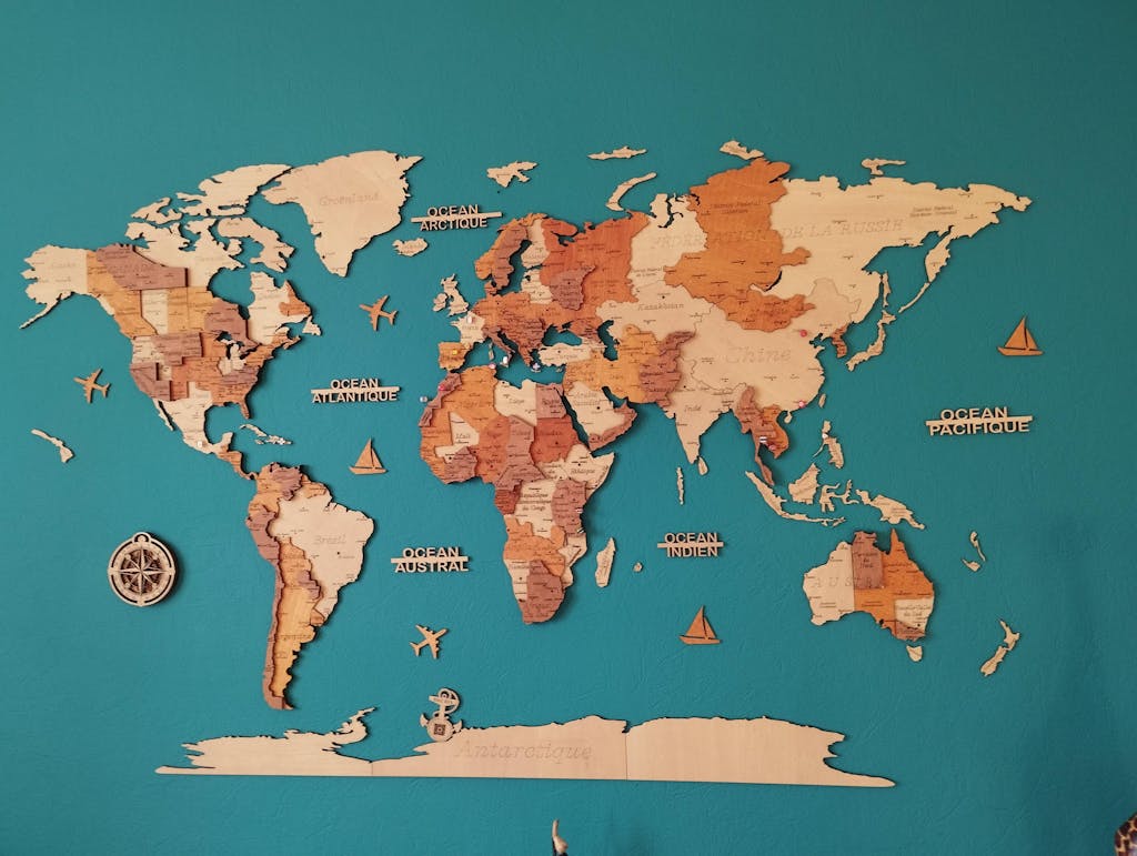 Carte du monde murale 3D en bois – gravure ultra-détaillée, fabrication française