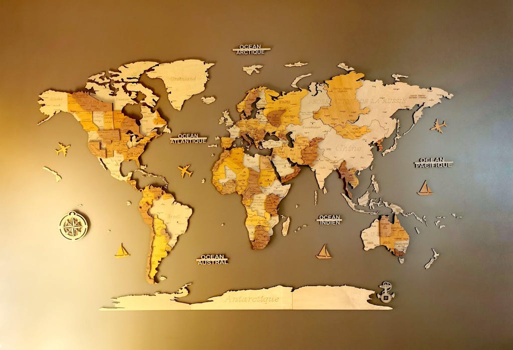Carte du monde murale 3D en bois – gravure ultra-détaillée, fabrication française