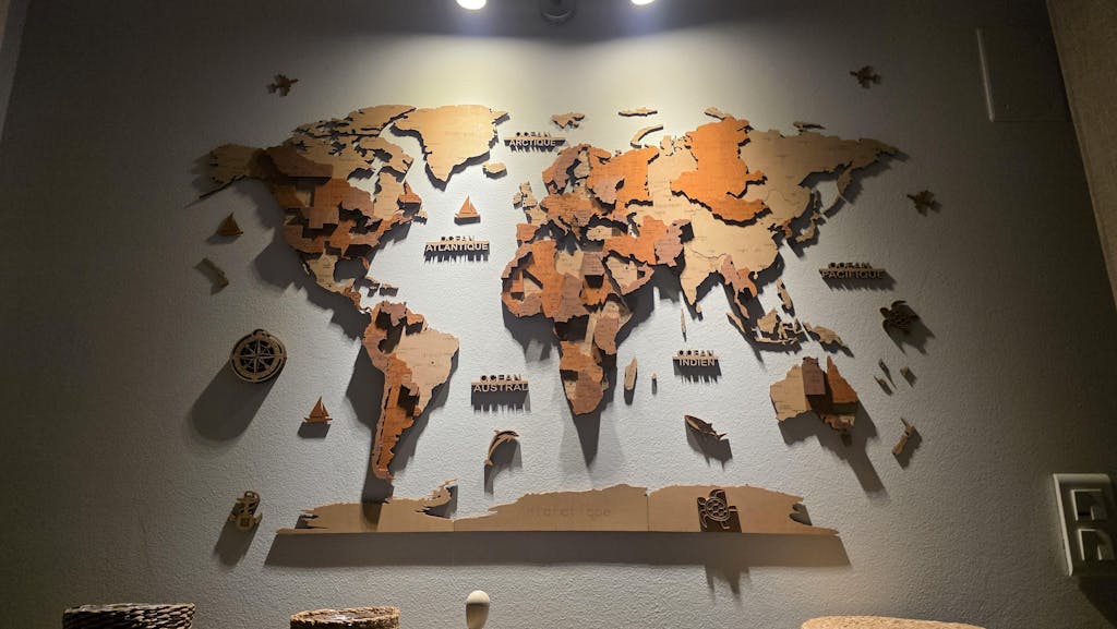 Carte du monde murale 3D en bois – gravure ultra-détaillée, fabrication française