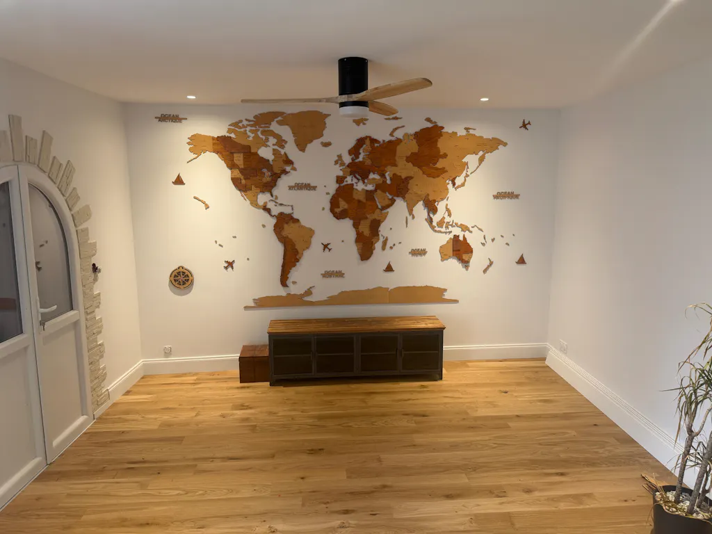 Carte du Monde en Bois 3D — Gravée en français, pensée pour votre intérieur