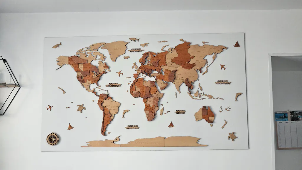Carte du Monde en Bois 3D — Gravée en français, pensée pour votre intérieur