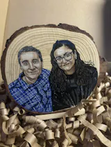 Retrato personalizado pintado a mano sobre rodaja de madera