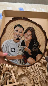 Retrato personalizado pintado a mano sobre rodaja de madera