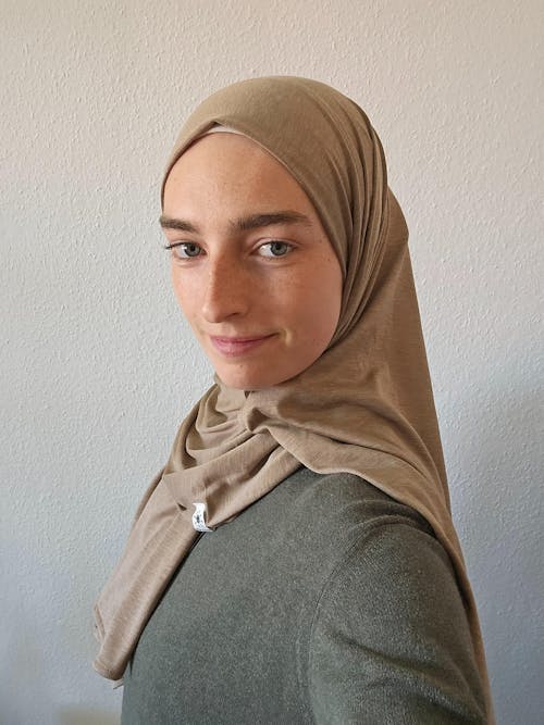 Hijab en jersey premium "Mariposa" en soie et coton bio (noisette)